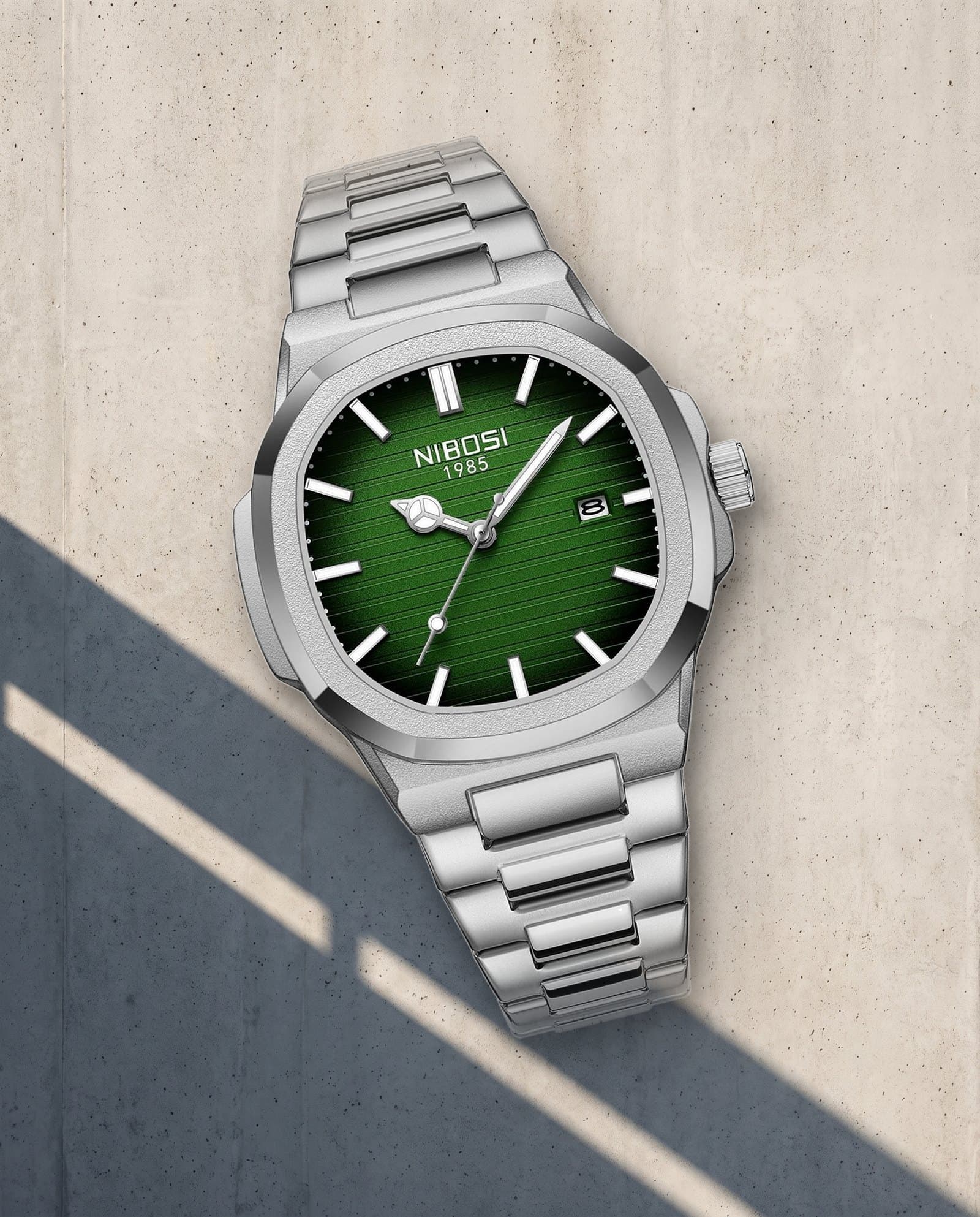 Reloj NIBOSI 1985 Octa en acero con esfera verde sobre concreto
